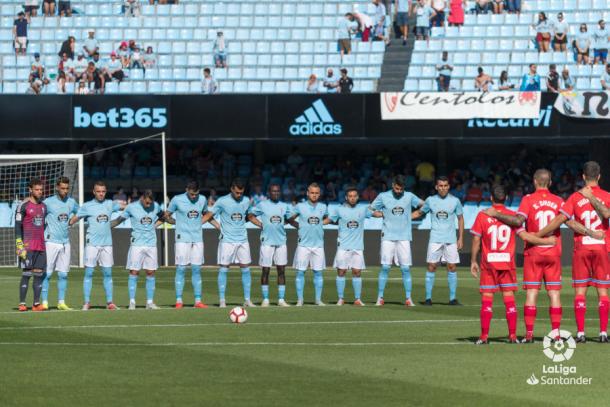 Fran Beltrán guardando un minuto de silencio junto a sus compañeros | Fotografía: La Liga