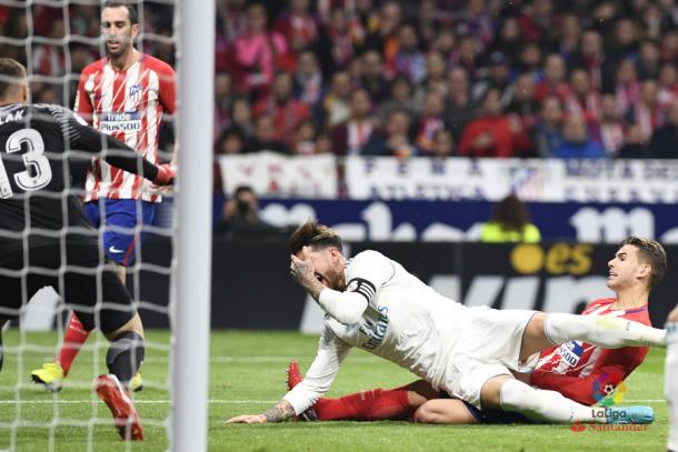 Sergio Ramos tras ser golpeado por Lucas en el intento de rematar de cabeza en área rival I Foto: Liga Santander.