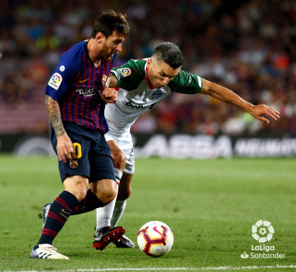 Dani Torres junto a Messi. | Foto: LaLiga
