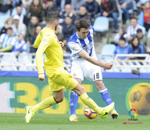 Oyarzabal chuta ante la oposición de Álvaro. Foto: LFP