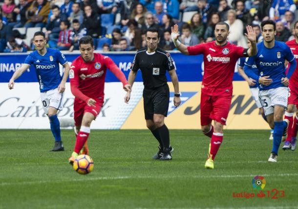 Pérez Montero (comité andaluz) observa una jugada del encuentro en el Tartiere | LaLiga