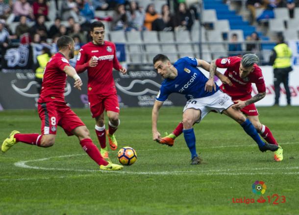 Lacen, Emi y Álvaro intentan robar el balón a 