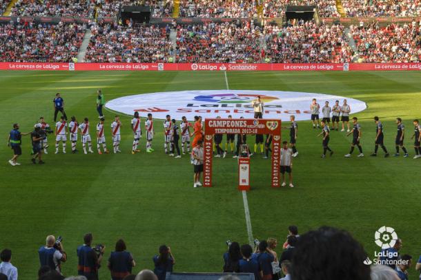 Jugadores del Sevilla y Rayo Vallecano saltando al césped | Fotografía: La Liga