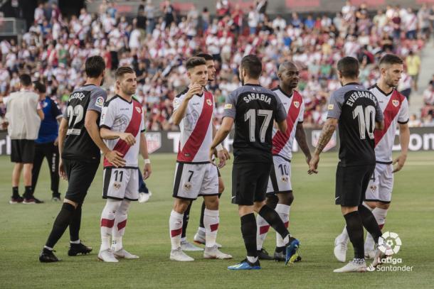 Álex Moreno saludando a Sarabia antes del partido | Fotografía: La Liga