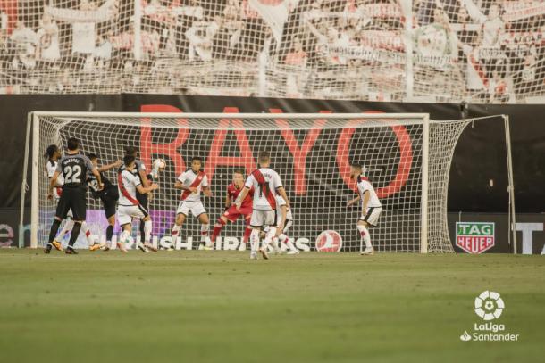 Álex Moreno tratando de defender una acción cerca del área | Fotografía: La Liga