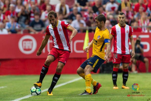 Stuani controla el cuero ante la mirada de Gabi | Foto: LaLiga