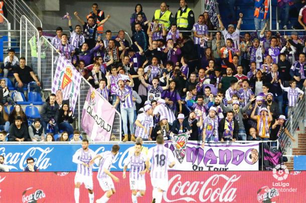 La afición del Real Valladolid celebra un gol de su equipo | LaLiga