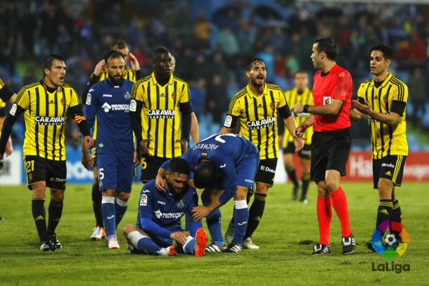 Jorge Molina, tras ser derribado dentro del área por Bagnack, una vez señalado el punto de penalti | LaLiga