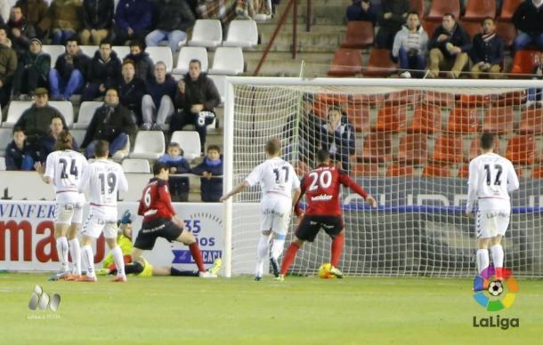 Álex Ortiz en la acción del gol que le dio el empate frente al Albacete. Foto | laliga.es