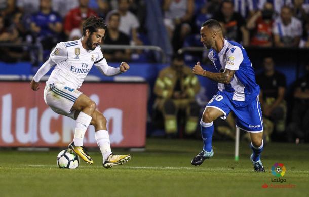 Isco regatea a Guilherme. Foto: LFP