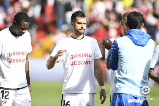 Jordi Amat saludando a un rival | Fotografía: La Liga