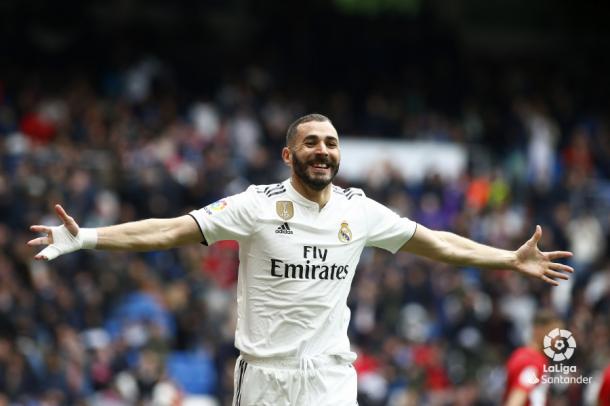 Benzema sonría y festeja uno de sus goles al Athletic / Foto: LaLiga