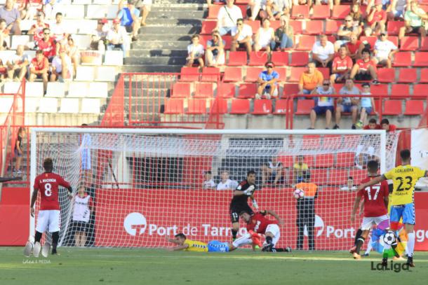 Joselu reclama penalti junto a Xavi Molina | Foto: LaLiga