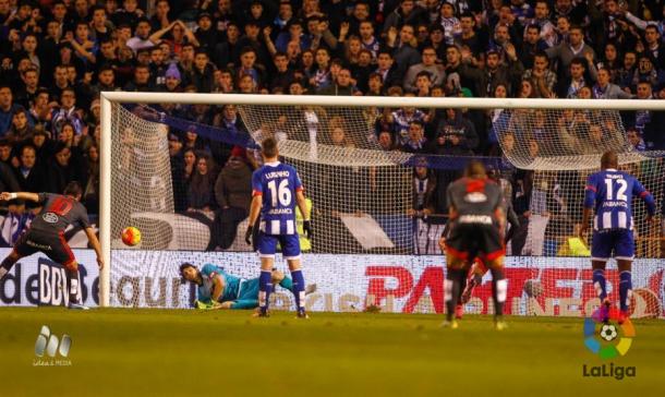 Germán Lux ataja el penalti de Nolito. Foto: LFP.