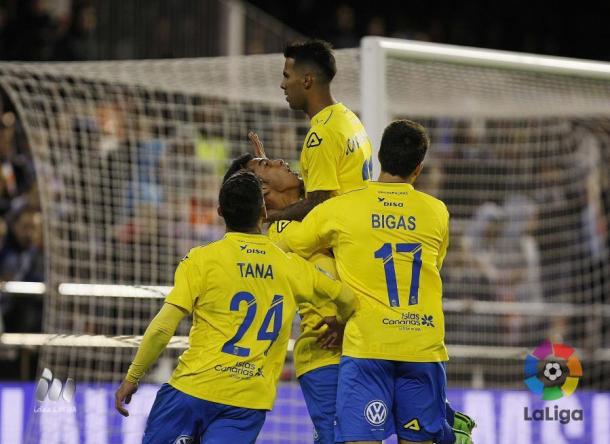 Los jugadores de la UD Las Palmas celebran el tanto del empate logrado por Jonathan Viera tras culminar una gran jugada de combinación. Con su tanto, el exjudor del Valencia estableció el 1-1 final del encuentro liguero jugado en la capital del Turia