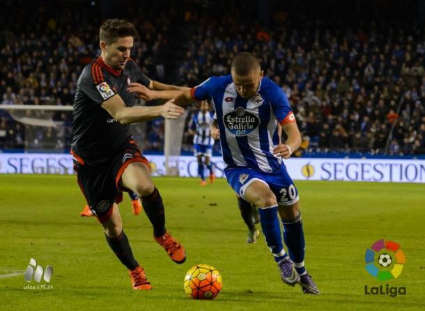 Jona pugna con Andreu Fontás. Foto: LFP.