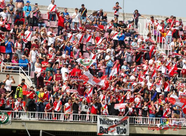Aficionados del Rayo Vallecano animando a su equipo | Fotografía: La Liga