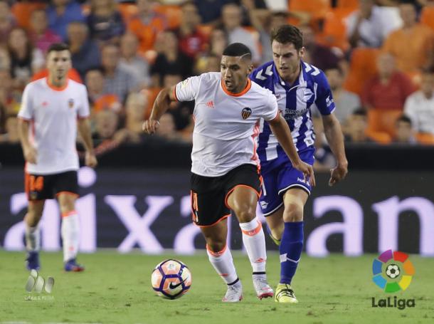 Ibai presiona a un jugador rival en el duelo ante el Valencia | Foto: LaLiga