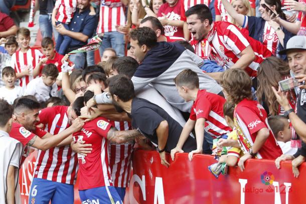 Los jugadores del Sporting, celebrando con su grada | Imagen: LaLiga