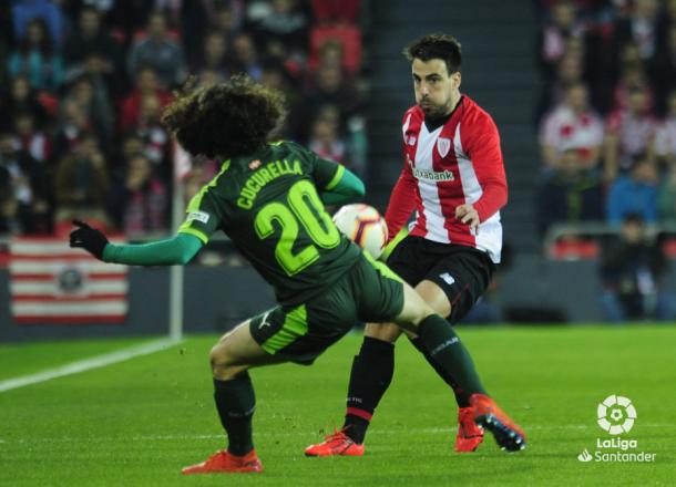 Cucurella y Beñat durante el encuentro. Foto: La Liga