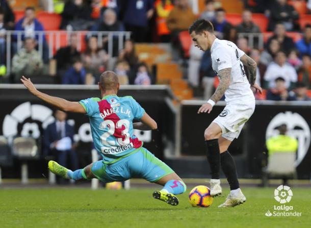 Gálvez tratando de quitarle un balón a Santi Mina | Fotografía: La Liga