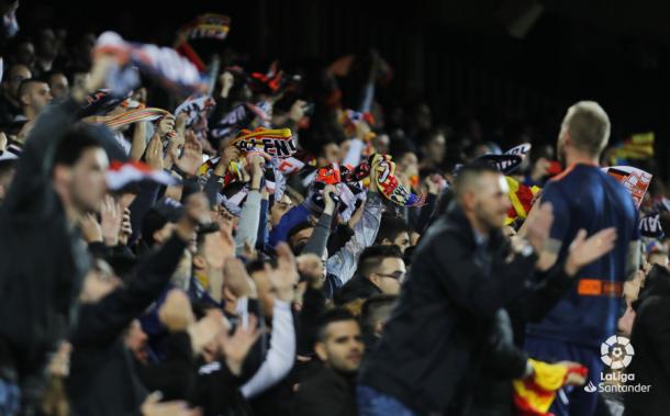 Aficionados del Valencia animando a su equipo | Fotografía: La Liga