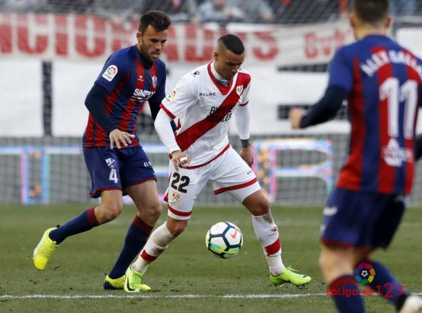 Raúl de Tomás tratando de mantener el balón | Fotografía: La Liga