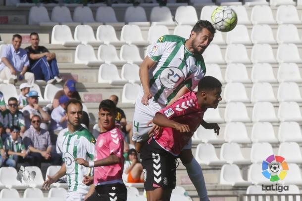 Héctor Rodas despeja un balón en el último enfrentamiento | Foto: LaLiga
