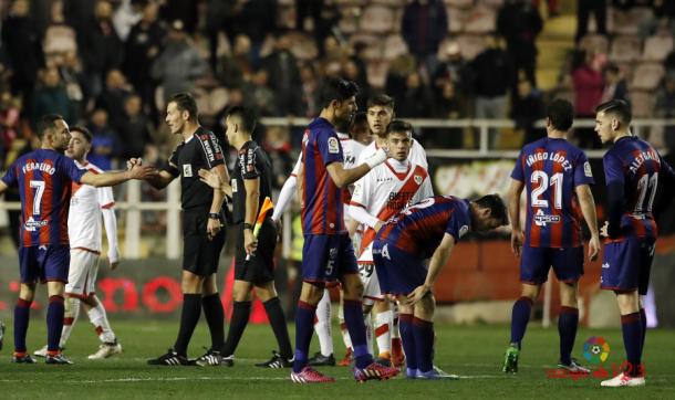 Jugadores del Rayo Vallecano y Huesca al final del encuentro | Fotografía: La Liga
