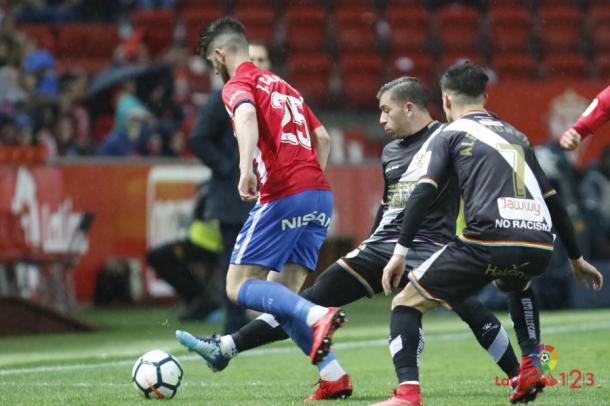 Embarba y Álex Moreno tratando de presionar a Calavera | Fotografía: La Liga