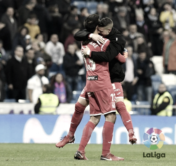 Champagne abrazado a Serantes celebrando la eliminación al Real Madrid en Copa del Rey | Foto: LaLiga Santander