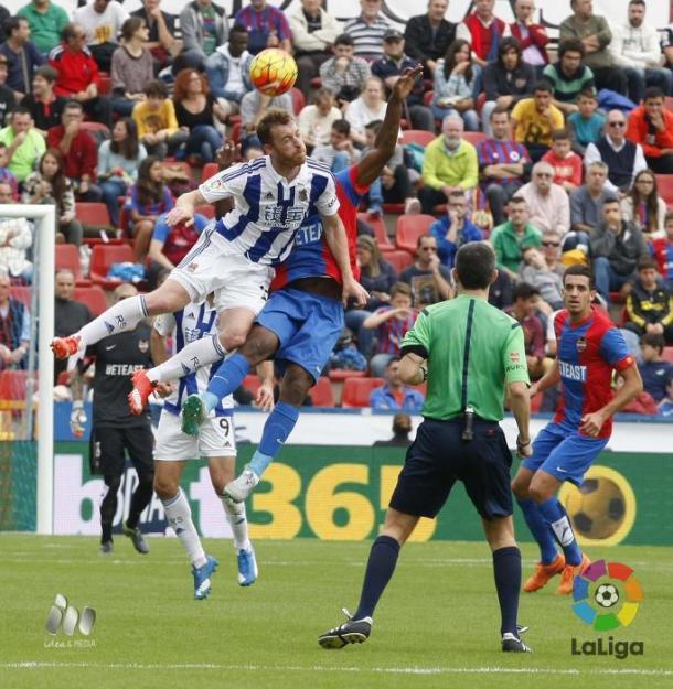 Zurutuza salta con Lerma en el Ciutat. Foto: LFP
