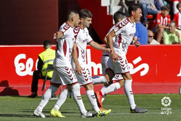 El Albacete celebrando un gol en El Molinón. | Foto: LaLiga