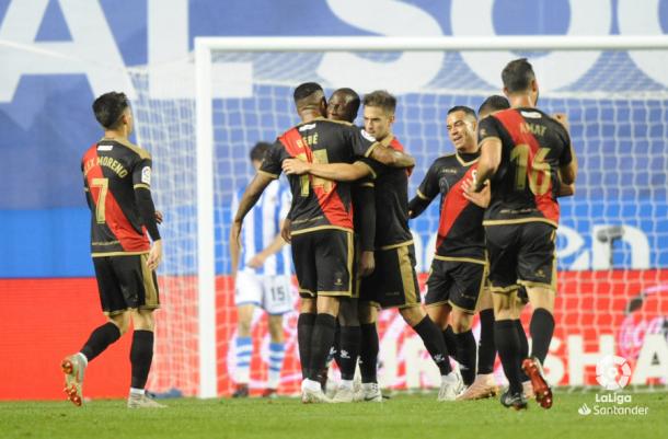 Jugadores del Rayo Vallecano abrazándose tras un gol | Fotografía: La Liga