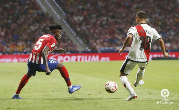 Álvaro García pasando un balón ante Thomas | Fotografía: La Liga