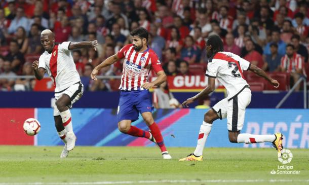 Advíncula llevándose un balón ante Diego Costa | Fotografía: La Liga