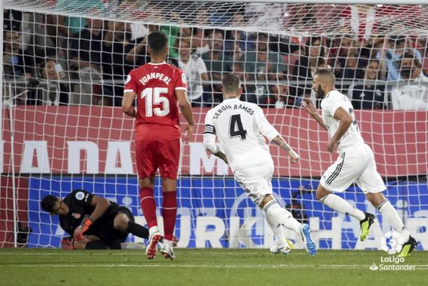 Ramos anota ante la mirada de Juanpe I Foto: LaLiga
