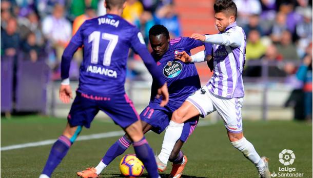 Sisto en la pugna por el balón | Foto: LaLiga Santander