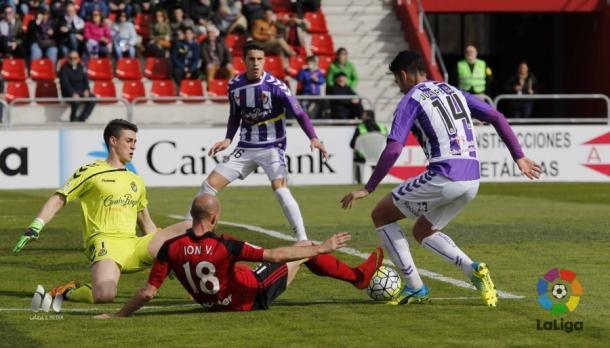 Kepa intenta desvaratar una jugada de Ion Vélez | Foto: LFP.