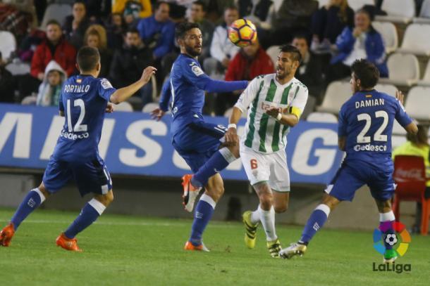 Tres jugadores del Getafe pelean un balón con Luso en la primera parte | LaLiga