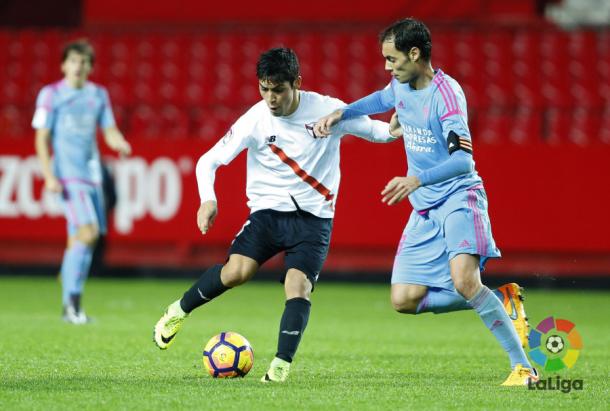 Borja Lasso controla domina el balón ante el Mirandés | Foto: LaLiga