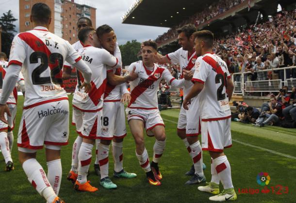 Jugadores del Rayo Vallecano celebrando el gol del ascenso | Fotografía: La Liga