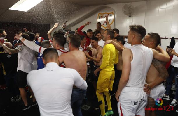 Jugadores del Rayo Vallecano celebrando el ascenso | Fotografía: La Liga