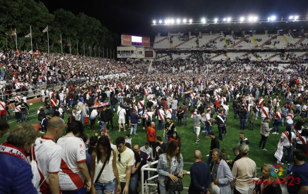 Aficionados del Rayo Vallecano invadiendo en campo tras el ascenso | Fotografía: La Liga