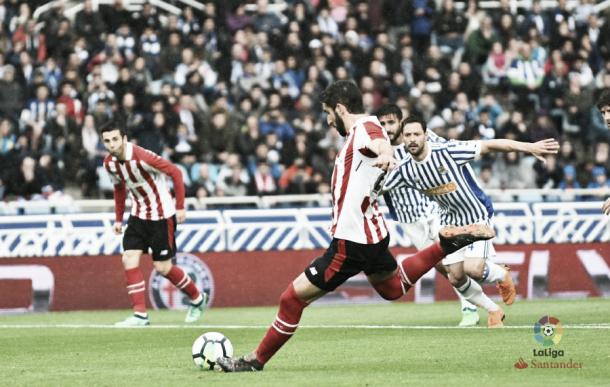 Raúl García lanzando el penalti / Foto: LFP