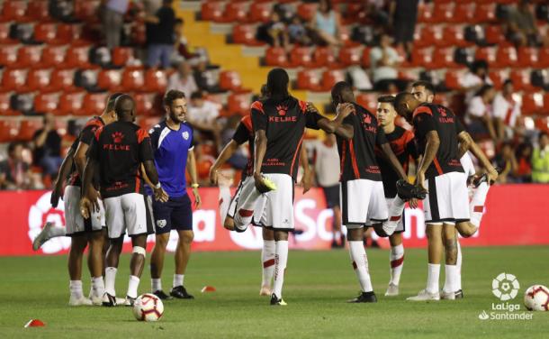 Jugadores del Rayo Vallecano calentando | Fotografía: La Liga