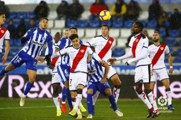 Álex Moreno despejando un balón | Fotografía: La Liga