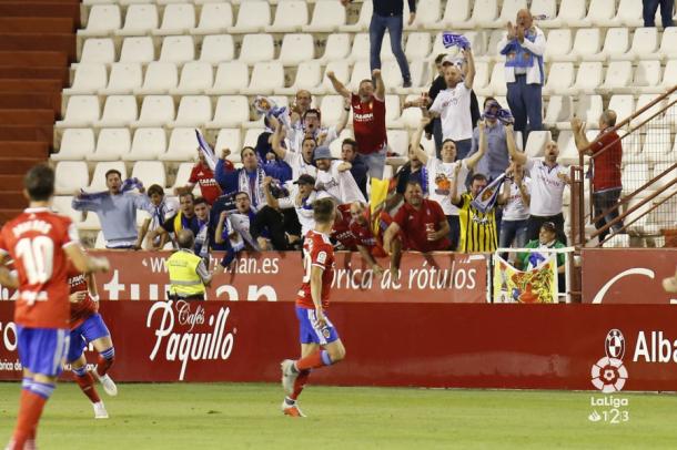 Los jugadores celebran junto a la afición el gol. Foto: LaLiga123