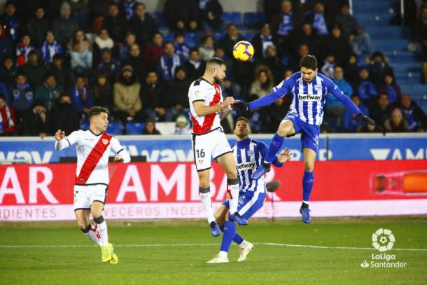 Jordi Amat tratando de pelear un balón | Fotografía: La Liga
