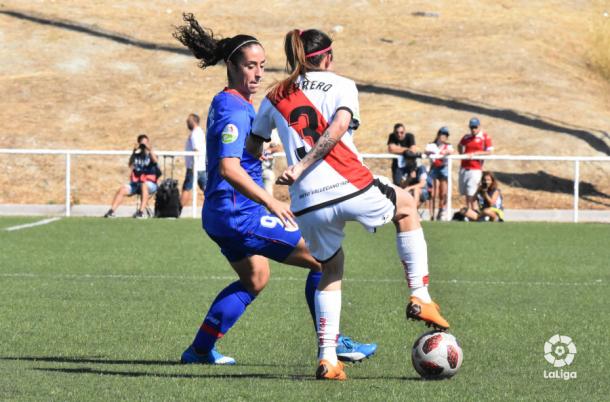 Carla Guerrero escondiendo el esférico ante una rival | Fotografia: La Liga